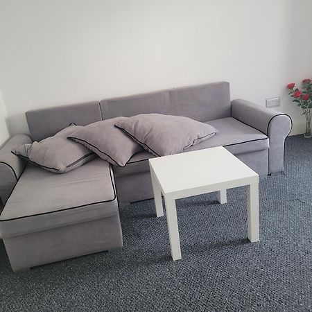 Lovely 2-Bed Fully Refurbished House In London Villa Exterior foto