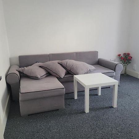 Lovely 2-Bed Fully Refurbished House In London Villa Exterior foto