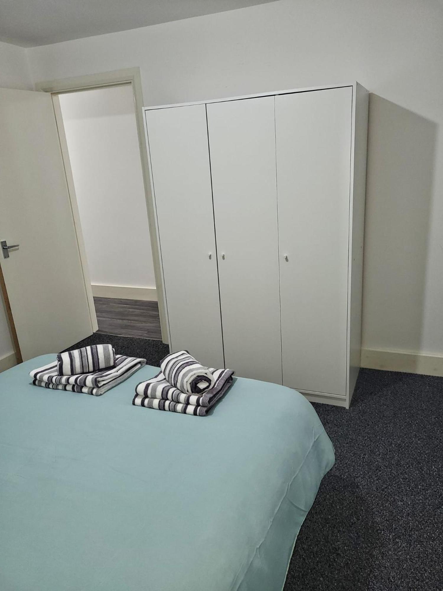 Lovely 2-Bed Fully Refurbished House In London Villa Exterior foto